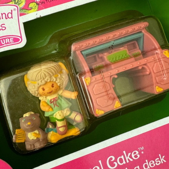 NIB Vintage 1980’s Strawberry Shortcake Angel Cake miniature figurine - Picture 2 of 7